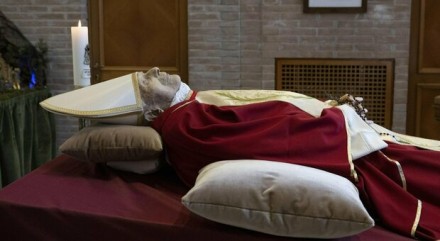 Omaggio a Joseph Ratzinger a San Pietro, i funerali il 5 gennaio