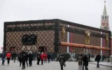 Enorme baule Louis Vuitton è spuntato sulla Piazza Rossa