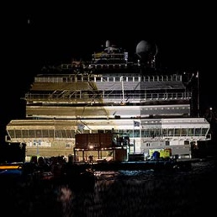 La Costa Concordia è in verticale: a concludere le operazioni il suono della sirena