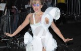Lady Gaga e il suo outfit che spara bolle di sapone