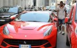 SuperMario perde il pelo ma non il vizio: Parcheggia la Ferrari in doppia fila per fare shopping