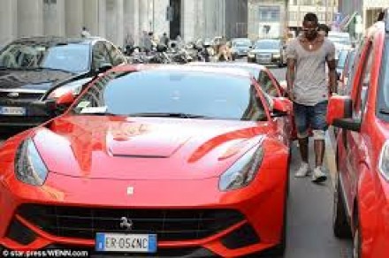 SuperMario perde il pelo ma non il vizio: Parcheggia la Ferrari in doppia fila per fare shopping