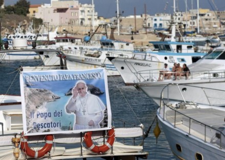 Papa Francesco a Lampedusa: “no alla globalizzazione dell’indifferenza”