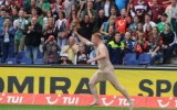  La moglie lo lascia e lui entra nudo in campo